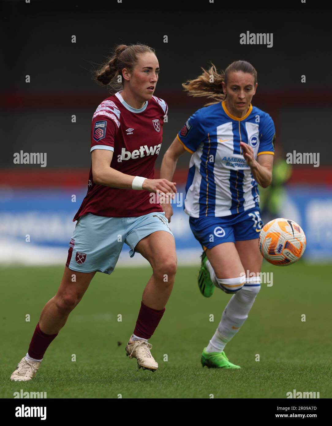 Crawley, Großbritannien. 7. Mai 2023. West Hams Lucy Parker viers für den Ball mit Brighton's Kayleigh Green während des Barclays Women's Super League-Spiels zwischen Brighton & Hove Albion und West Ham United im Broadfield Stadium in Crawley. Kredit: James Boardman/Alamy Live News Stockfoto