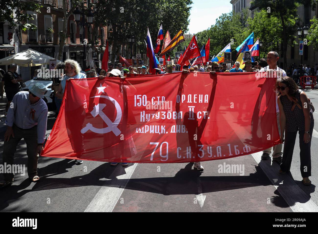 Madrid, Spanien. 07. Mai 2023. Demonstranten halten ein Banner und Flaggen während der Demonstration ein weiteres Jahr wurde der so genannte "unsterbliche Regimentmarsch" durch die Straßen von Madrid gefeiert, um dem Sieg der Sowjetarmee über die Truppen von Nazideutschland zu gedenken. Der marsch, obwohl er die offizielle Genehmigung der Regierung hatte, verärgerte die ukrainische Bevölkerung in der spanischen Hauptstadt, die sich versammelte, um auf dem Weg der Demonstration zu protestieren, die von der Nationalpolizei kontrolliert wird. Der marsch fand von der Calle Atocha zur Plaza de Jacinto Benavente statt. Kredit: S Stockfoto