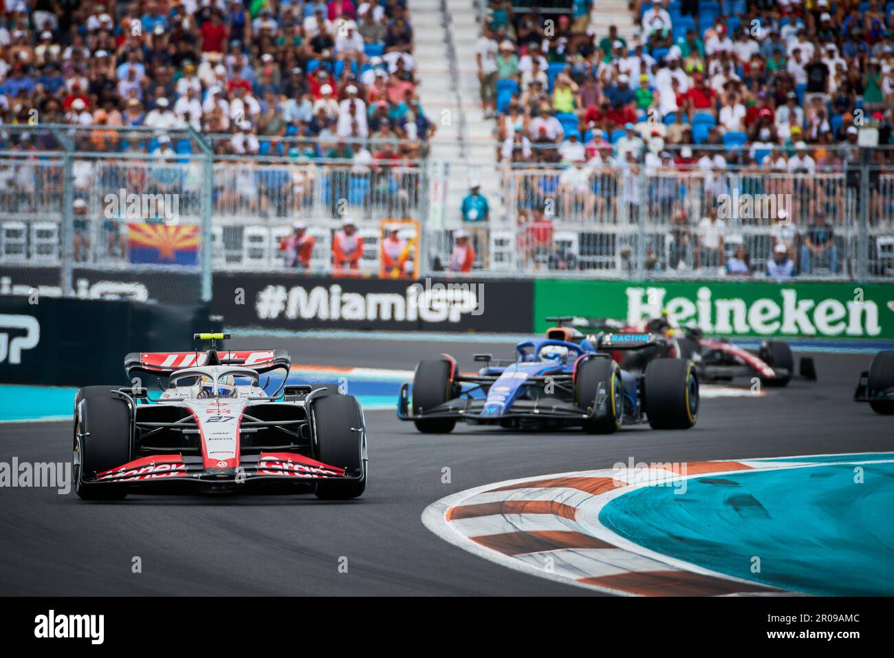 Miami Gardens, Florida, USA. 7. Mai 2023 Wettkampftag. Starting Grid, F1 Grand Prix von Miami am Miami International Autodrome am 7. Mai 2023 in Miami Gardens, Florida, USA. Gewinner des Miami Grand Prix F1: Erster Platz 1 Max Verstappen (NED) Red Bull Racing, zweiter Platz 11 Sergio Perez (MEX) Red Bull Racing, Dritter Platz 14 Fernando Alonso (ESP) Aston Martin. Constructors Cup: Red Bull Racing. Kredit: Yaroslav Sabitov/YES Market Media/Alamy Live News. Stockfoto