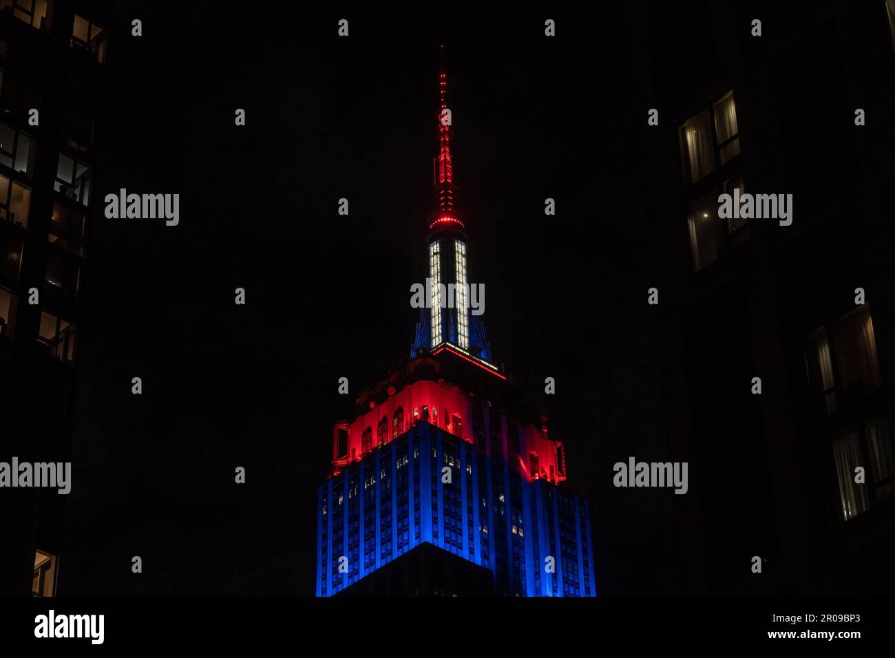 New York, Usa. 06. Mai 2023. Das Empire State Building ist mit den Farben des Union Jack beleuchtet, um die Krönung seiner Majestät König Karl III. In New York City zu feiern. (Foto: Ron Adar/SOPA Images/Sipa USA) Guthaben: SIPA USA/Alamy Live News Stockfoto