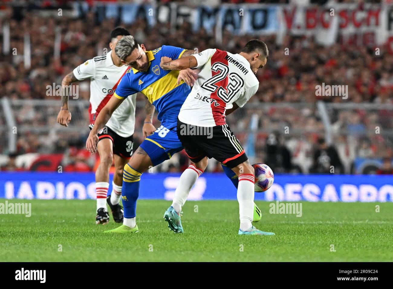 Buenos Aires, Argentinien. 07. Mai 2023. Monumental de Nunez Stadium Emanuel Mammana von River Plate tritt mit Luis Vazquez von Boca Juniors während des Spiels zwischen River Plate und Boca Juniors um die 15. Runde der argentinischen Meisterschaft 2023 im Monumental de Nunez Stadium am Sonntag, den 07. 30761 $ (Luciano Bisbal/SPP) Guthaben: SPP Sport Press Photo. Alamy Live News Stockfoto