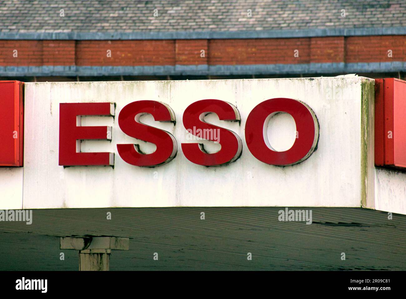 esso-Schild am Garagengebäude Stockfoto
