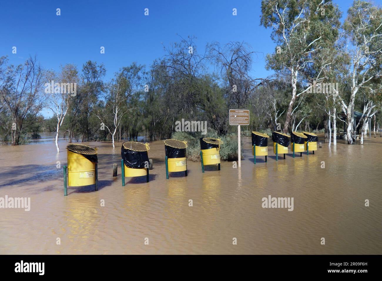 Überschwemmungen durch den tropischen Zyklon Ilsa hoch oben im Einzugsgebiet überfluteten den Picknickbereich neben dem Murchison River, Westaustralien Stockfoto