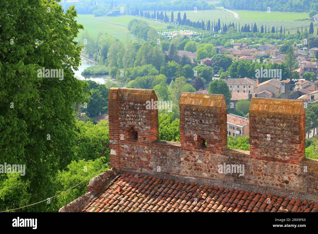 Der Fluss Mincio. Schloss Scaliger, Castello Scaligero, Valeggio sul Mincio, Italien Stockfoto