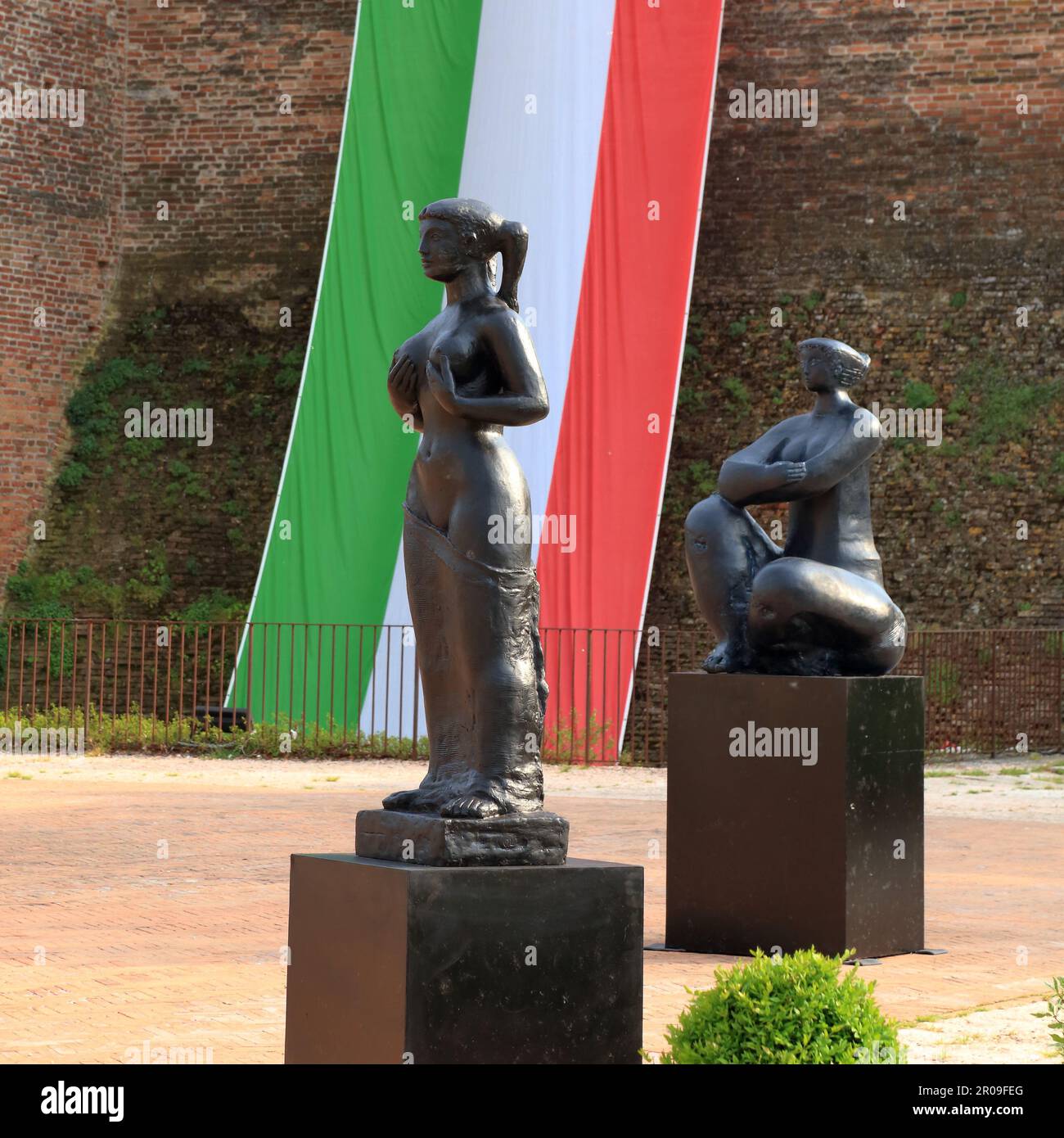 Skulpturen von Sorgini Sergio am Schloss Scaliger, Castello Villafranca, Villafranca di Verona, Italien, 2023. Italienische Flagge Stockfoto