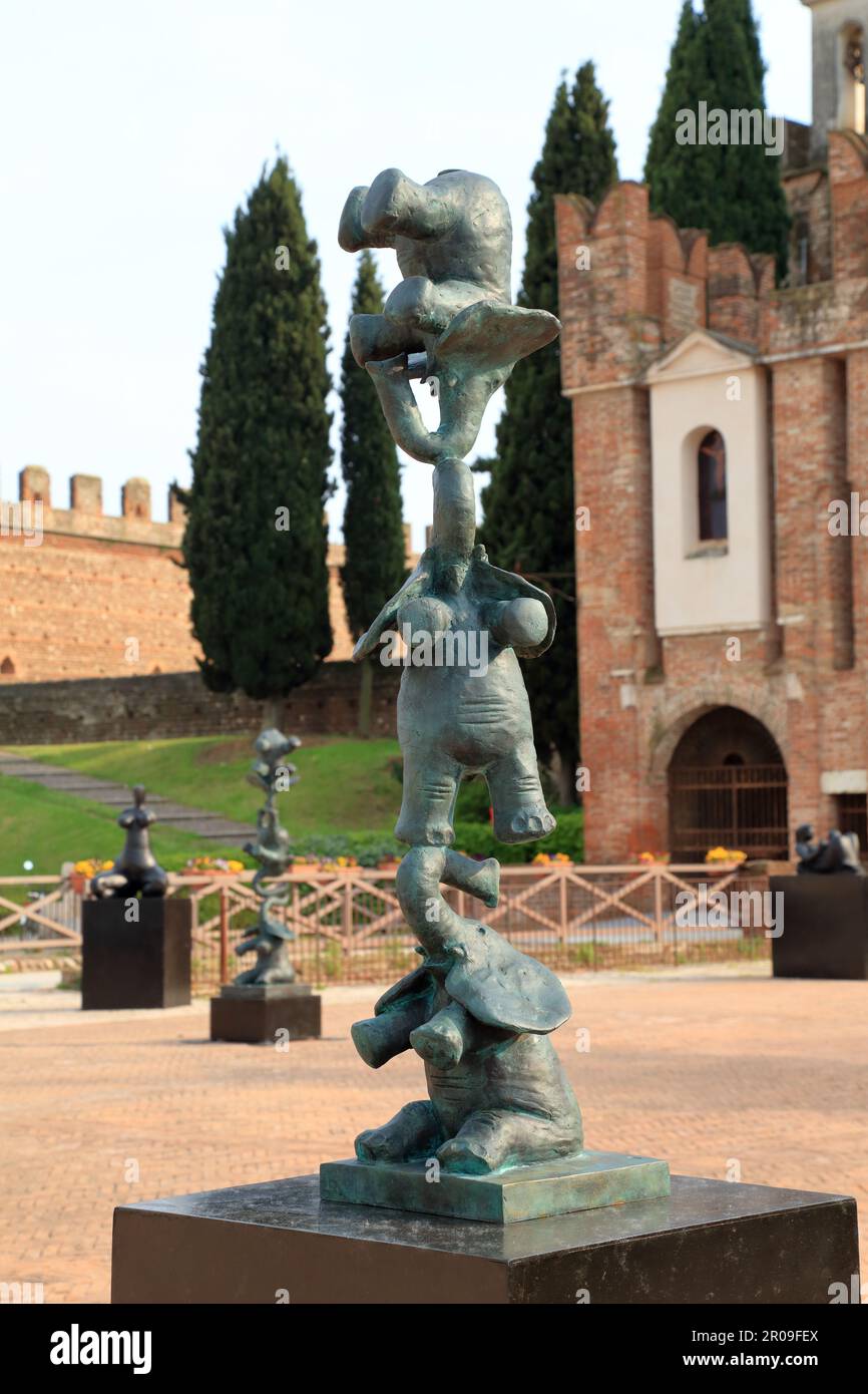 Elefantenskulptur von Sorgini Sergio am Schloss Scaliger, Castello Villafranca, Villafranca di Verona, Italien, 2023 Stockfoto