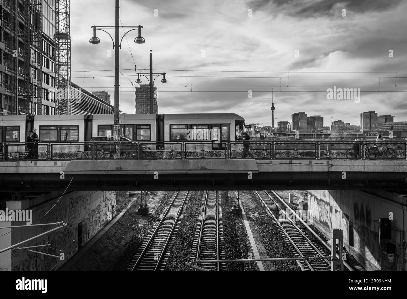 Eine Straßenbahn, die über die Warschauer Brücke mit dem Fernsehturm im Hintergrund fährt, Warschauer Straße, Friedrichshain, Berlin Stockfoto