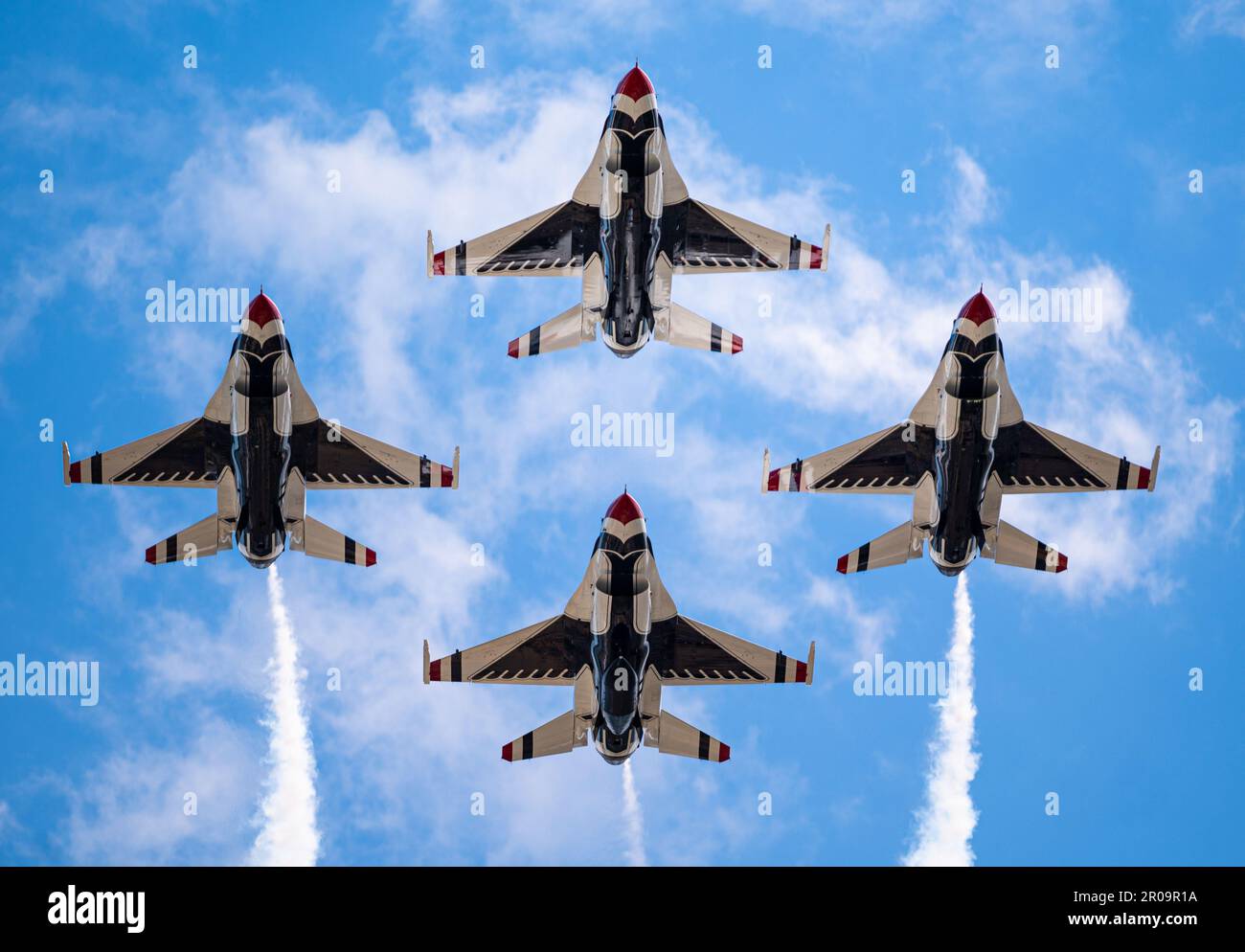 Die USAF Thunderbirds fliegen in einer Diamantenformation während einer Luftdemonstration bei Air Power über Hampton Roads, 5. Mai 2023. Die Diamantenformation zeigt die Präzision und das Training der Piloten, die das Flugzeug in einem Abstand von ca. 18 cm manövrieren, und zeigt die anmutigen Fähigkeiten der F-16, die Falcon bekämpft. (USA Air Force Foto von Airman 1. Klasse Mikaela Smith) Stockfoto
