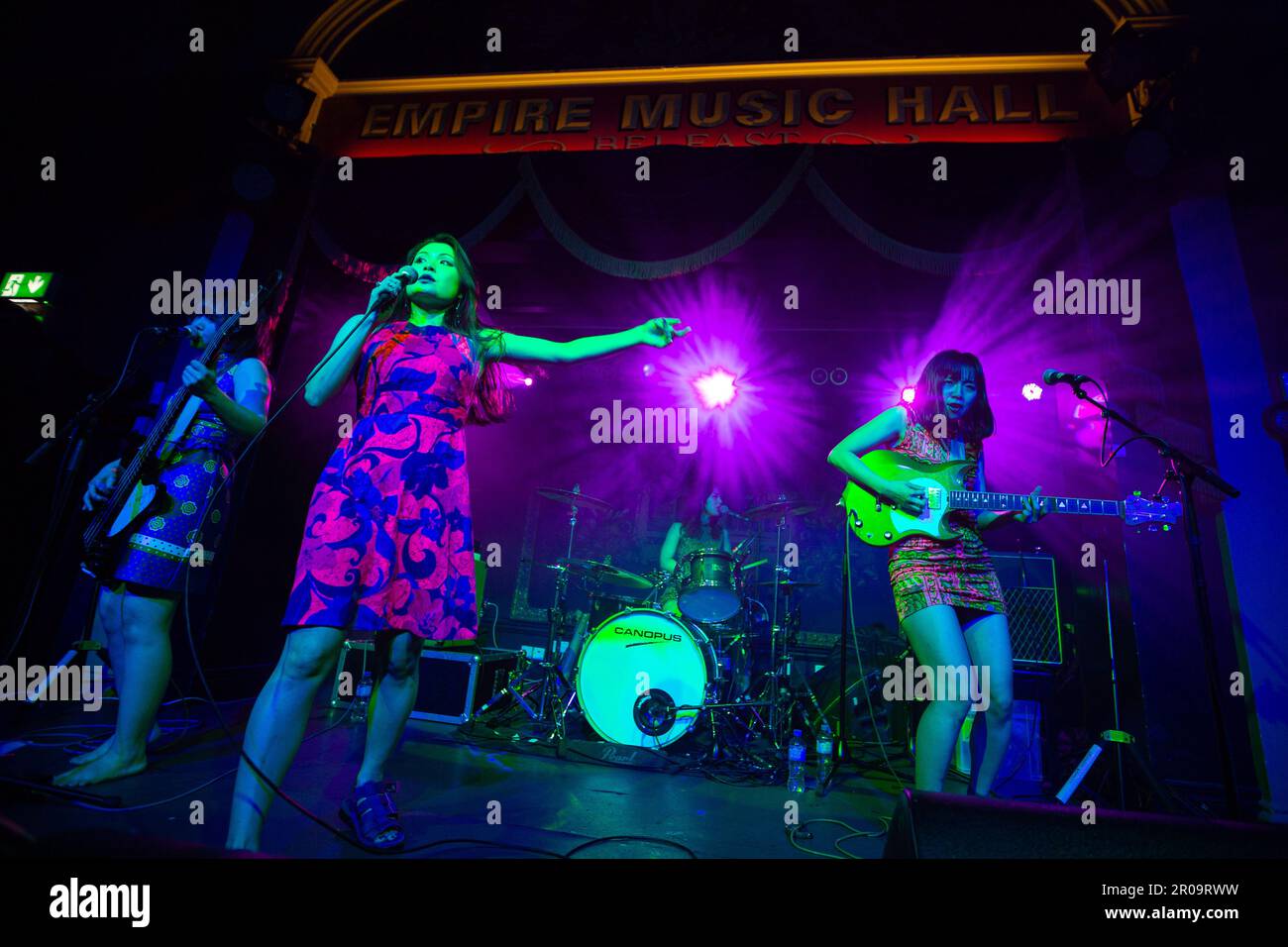 Belfast, Großbritannien. Mai 2023. Die japanische Band Otoboke Beaver spielte die Empire Music Hall im Rahmen des Cathedral Quarter Arts Festivals in Belfast. Die Band besteht aus Accorinrin – Gesang, gelegentliche Rhythmusgitarre (2009–heute), Yoyoshie – Gitarre, Background Vocals (2009–heute), Hiro-chan – Bass, Background Vocals (2013–heute), Kahokiss – Schlagzeug, Background Vocals (2018–heute) Credit: Bonzo/Alamy Live News Stockfoto