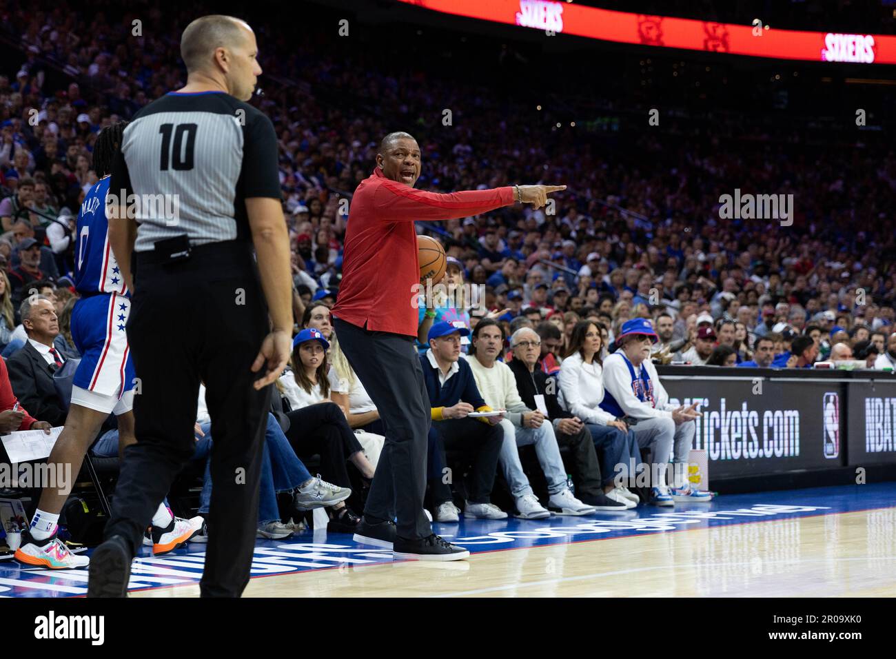 Philadelphia, Vereinigte Staaten Von Amerika. 12. Dezember 2022. Philadelphia, Vereinigte Staaten von Amerika, Mai 7. 2023: Sixers Head Coach Doc Rivers spricht im vierten Quartal mit dem Schiedsrichter während des vierten Spiels der zweiten Runde der National Basketball League zwischen Philadelphia 76ers und den Boston Celtics im Wells Fargo Center in Philadelphia, Pennsylvania, USA (KEINE KOMMERZIELLE NUTZUNG). (Colleen Claggett/SPP) Kredit: SPP Sport Press Photo. Alamy Live News Stockfoto