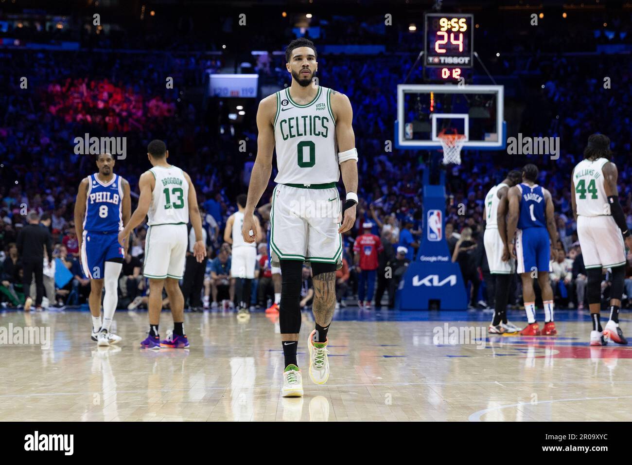 Philadelphia, Vereinigte Staaten Von Amerika. 12. Dezember 2022. Philadelphia, Vereinigte Staaten von Amerika, Mai 7. 2023: Jayson Tatum (0 Celtics) betritt das Spielfeld im vierten Quartal während des vierten Spiels der zweiten Runde der National Basketball League zwischen Philadelphia 76ers und den Boston Celtics im Wells Fargo Center in Philadelphia, Pennsylvania, USA (KEINE KOMMERZIELLE NUTZUNG). (Colleen Claggett/SPP) Kredit: SPP Sport Press Photo. Alamy Live News Stockfoto