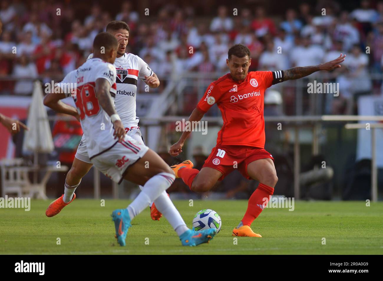 SAO PAULO, BRASILIEN – MAI 7: Alan Patrick von Internacional schießt den Ball während eines Spiels zwischen dem FC São Paulo und dem FC Internacional als Teil der brasilianischen Liga Serie A am 7. Mai 2023 im Morumbi Stadium in São Paulo, Brasilien. (Foto von Leandro Bernardes/PxImages) Stockfoto