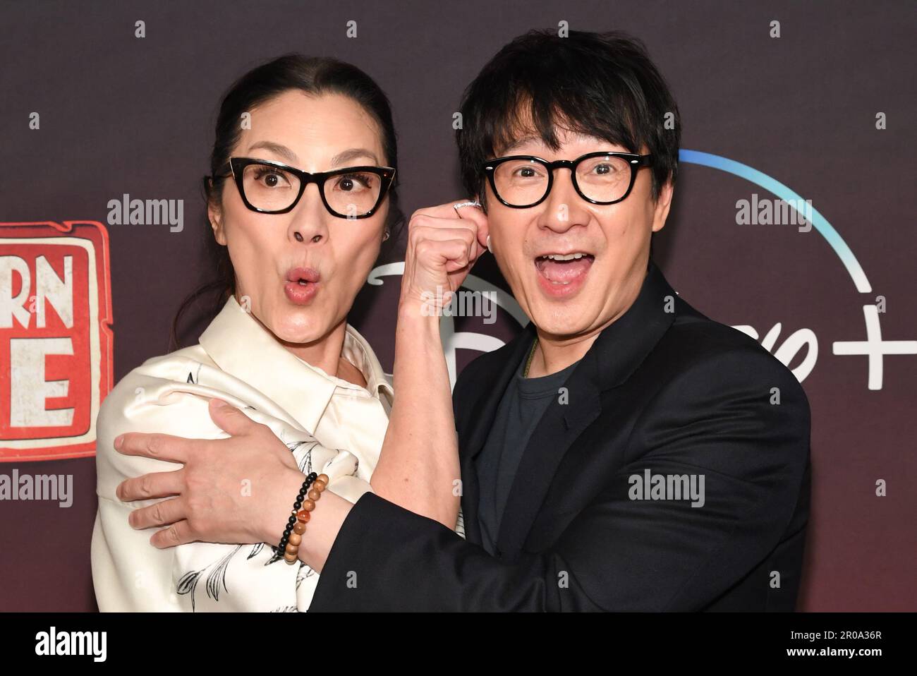 New York, USA. 07. Mai 2023. Michelle Yeoh und Ke Huy Quan laufen am 7. Mai 2023 auf dem roten Teppich bei der Premiere der American Born Chinese Series in der Radio City Music Hall in New York, New York. (Foto: Efren Landaos/Sipa USA) Guthaben: SIPA USA/Alamy Live News Stockfoto