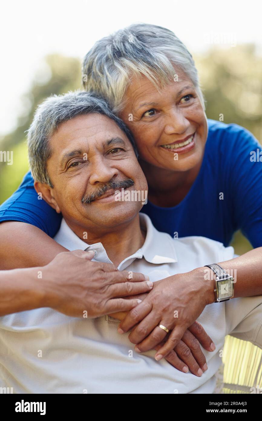 Ich verliebe mich immer noch jeden Tag in sie. Ein liebevolles Seniorenpaar, das eine schöne Zeit im Freien genießt. Stockfoto