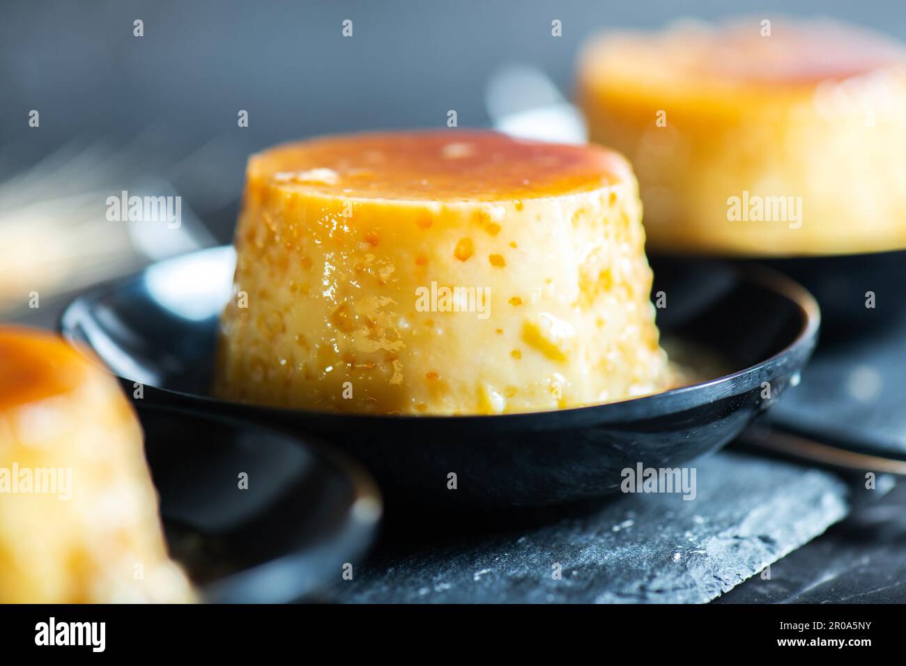 Creme Caramel, Flan oder Caramel Pudding ist ein Vanillesauce mit einer Schicht klarer Karamellsauce. Stockfoto