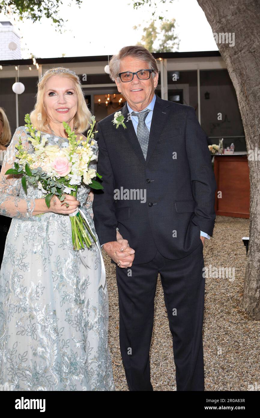 6. Mai 2023, Ojai, Kalifornien, USA: EXKLUSIV! Frisch Vermählte, ehemaliger Happy Days-Star 'Potsie' alias ANSON WILLIAMS, 73, und SHARON MAHARRY, 64 nach der Zeremonie. Der Schauspieler, der die Scheidung von seiner Frau eingereicht hat, 30 Jahre im Jahr 2019, trug einen schwarzen Anzug mit einem hellblauen Hemd und einer grauen gemusterten Krawatte. Er hatte eine Blende am Revers seiner Jacke und trug eine schwarze Brille. Die Braut, eine Immobilienmaklerin in Ojai, Kalifornien, trug ein wunderschönes, langärmeliges, bodenlanges weißes Spitzenkleid mit Bootskragen und einem vollen Rock. Sie trug ihr blondes Haar hinten vom Gesicht und trug einen hübschen Strauß Rosen Stockfoto