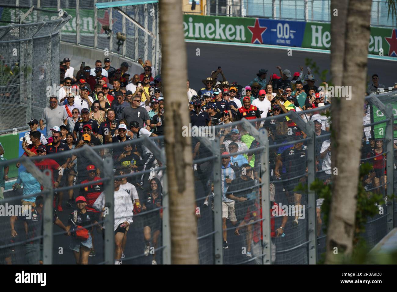 Miami Gardens, USA. 07. Mai 2023. Die Fans kommen am 7. Mai 2023 im Miami International Autodrome in Miami Gardens, Florida, zur Podiumsfeier nach der Formel 1 Grand Prix​ von Miami. Foto: Greg Nash/UPI Credit: UPI/Alamy Live News Stockfoto