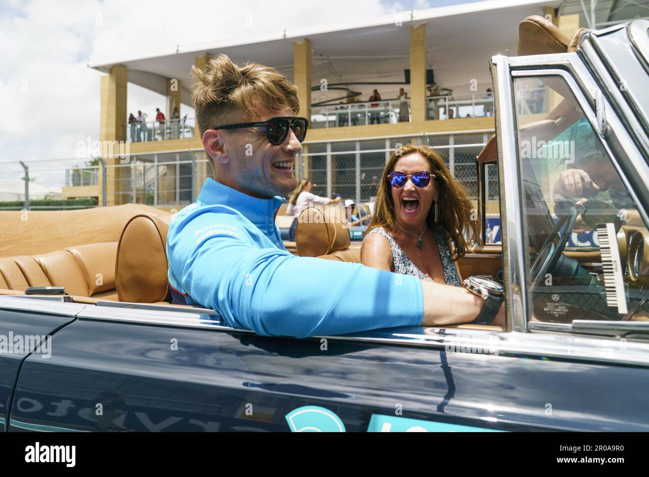 Miami Gardens, USA. 07. Mai 2023. Der amerikanische Formel-1-Fahrer Logan SarSergeant von Williams Racing trifft am 7. Mai 2023 auf dem Miami International Autodrome in Miami Gardens, Florida, auf der Formel-1-Grand-Prix​ von Miami ein. Foto: Greg Nash/UPI Credit: UPI/Alamy Live News Stockfoto