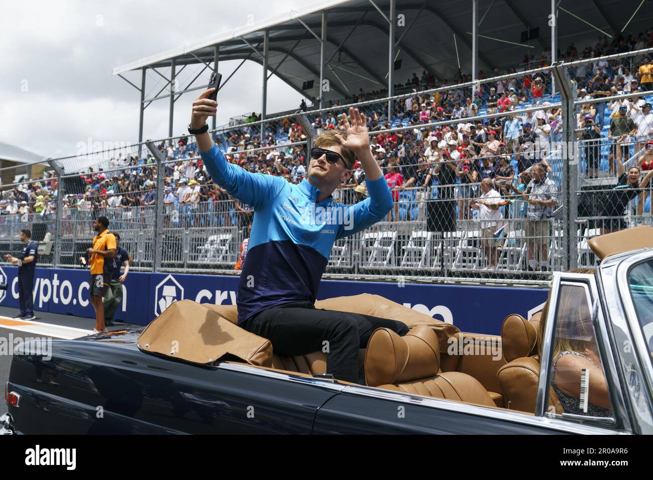 Miami Gardens, USA. 07. Mai 2023. Der amerikanische Formel-1-Fahrer Logan SarSergeant von Williams Racing filmt während der Fahrerparade während der Formel-1-Grand-Prix​ von Miami am Miami International Autodrome in Miami Gardens, Florida, am 7. Mai 2023. Foto: Greg Nash/UPI Credit: UPI/Alamy Live News Stockfoto