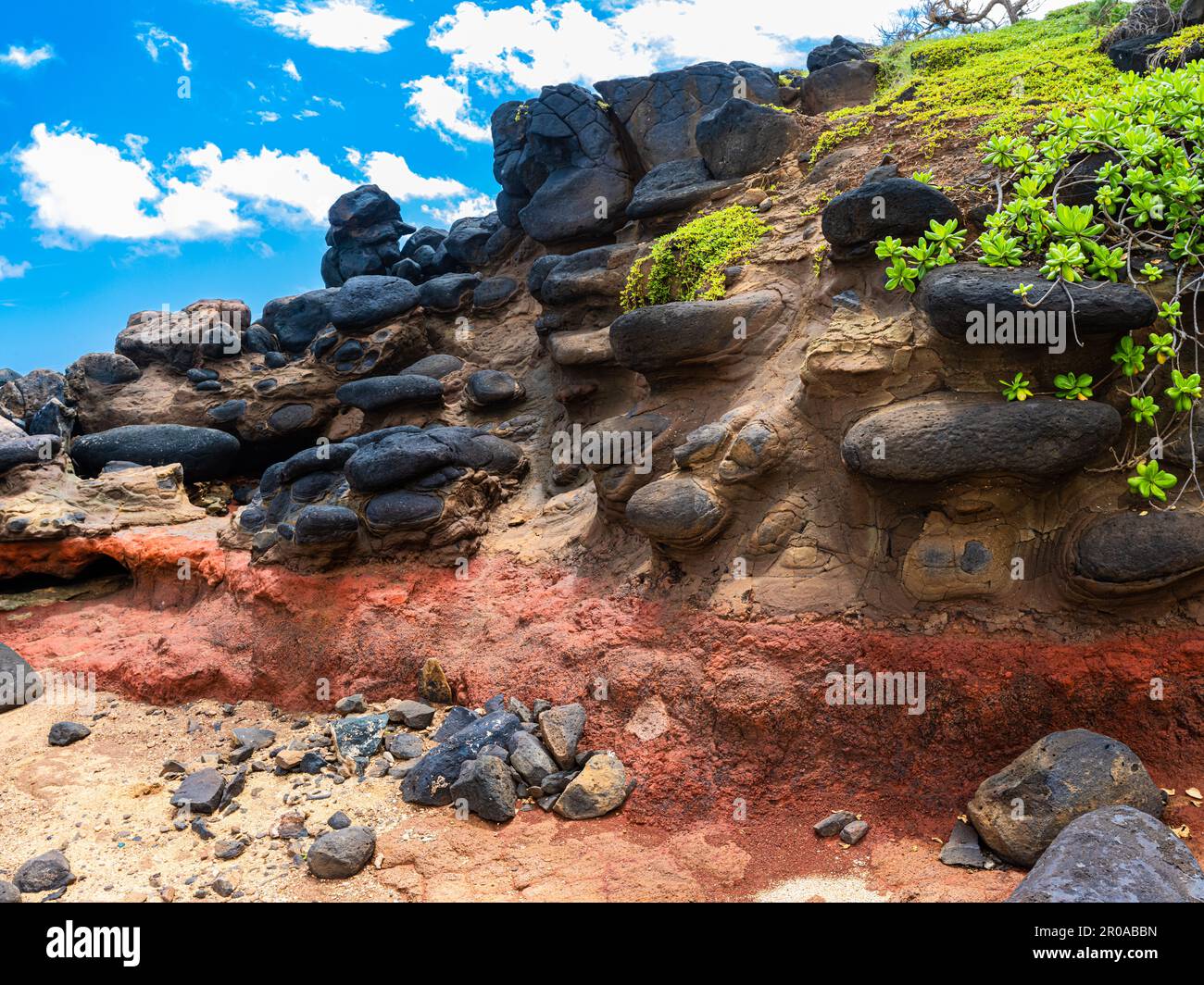 Lavafelsen im alten Lava-Fluss am Donkey Beach, Kauai, Hawaii, USA Stockfoto