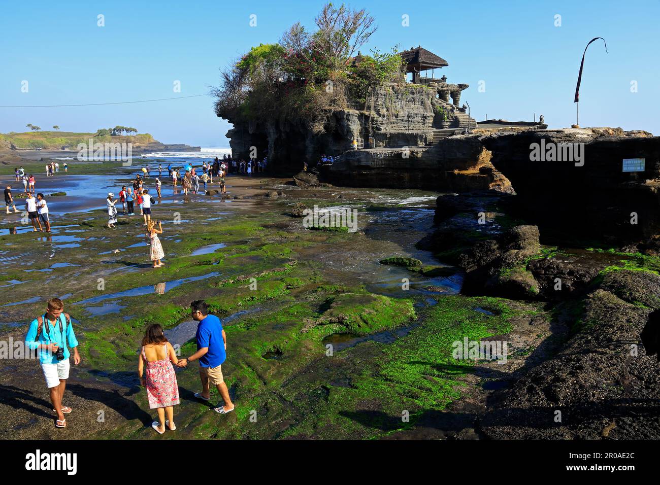 Tabanan, Bali, Indonesien - 3. September 2019: Berühmter Tanah Lot Tempel mit Besuchern - einer von sieben Meerestempeln an der balinesischen Küste Stockfoto