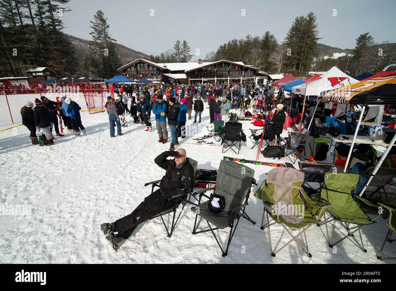 2023 Uhr Ski East. Im Berkshire East Ski Resort, 123 Meilen (200 km) westlich von Boston, MA, versammelten sich Eltern, Freunde, Teamtrainer, High School, Sponsoren und mehr als 300 Alpinski-Highschool-Rennfahrer aus Massachusetts für die Slalom-Meisterschaft 2023 und die riesigen Slalom-Meisterschaften am 1 2023. März. Stockfoto