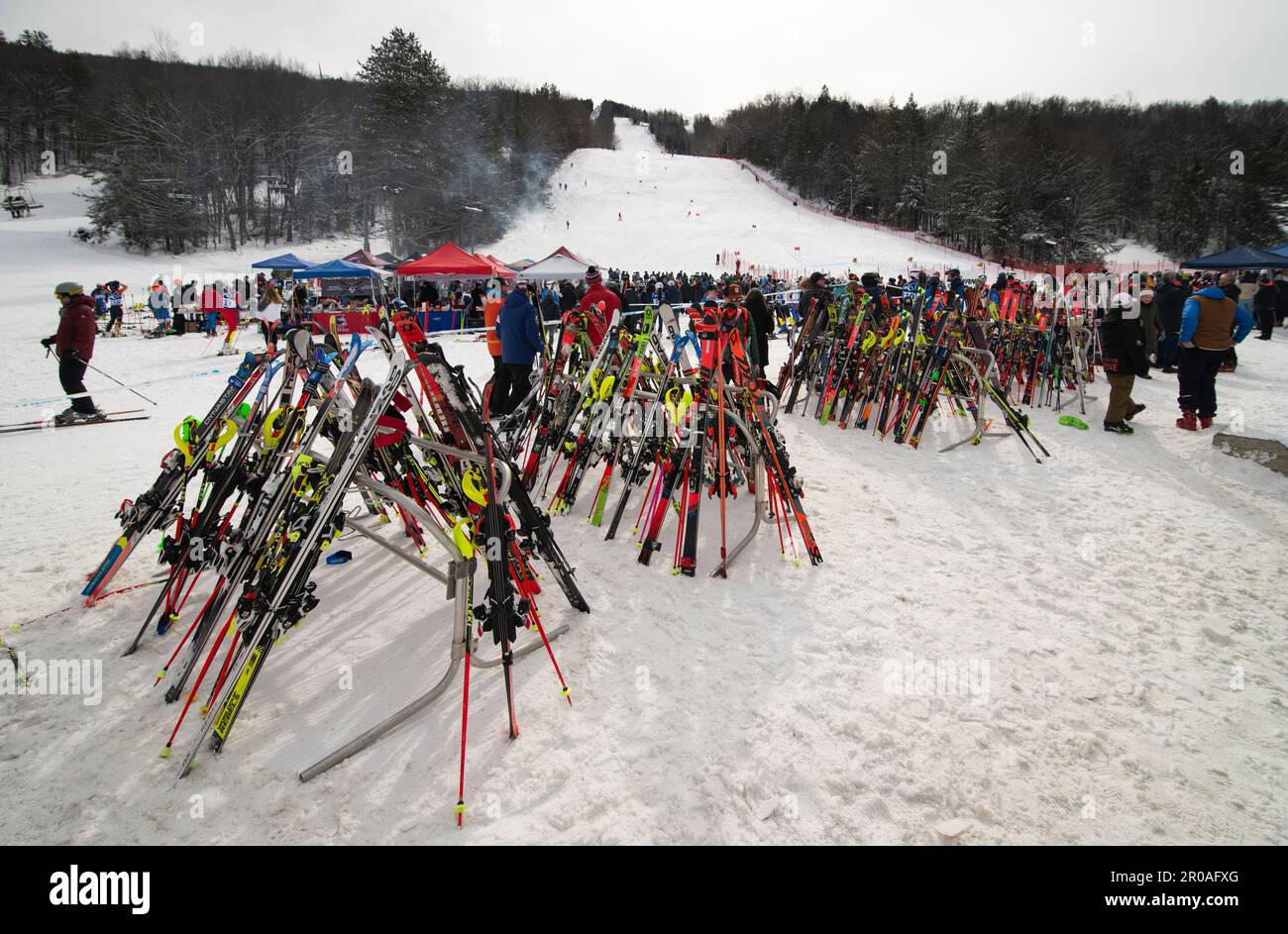 2023 Uhr Ski East. Eltern, Freunde, Teamtrainer, High Schools, Sponsoren und mehr als 300 Alpinski-Highschool-Rennfahrer aus Massachusetts versammelten sich im Berkshire East Ski Resort, 123 Meilen (200 km) westlich von Boston, MA, für die Slalom-Meisterschaft 2023 und die riesigen Slalom-Meisterschaften am 1. März 2023. Das Foto zeigt Rennskier, Menschenmenge und die Rennbahn. Stockfoto