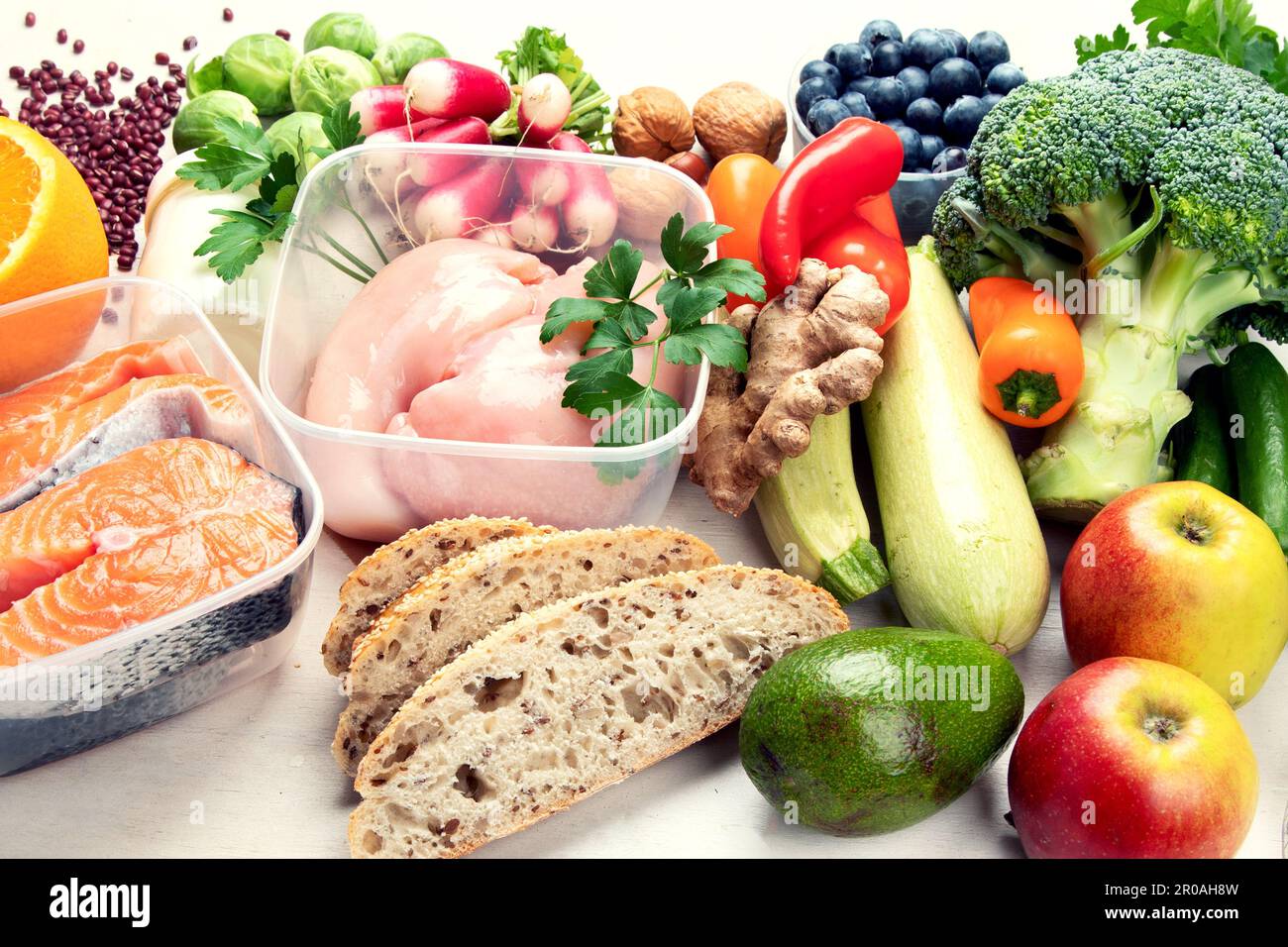 Ausgewogene Ernährung im Hintergrund. Ernährung, sauberes Essen, Konzept. Diätplan mit Vitaminen und Mineralien. Stockfoto
