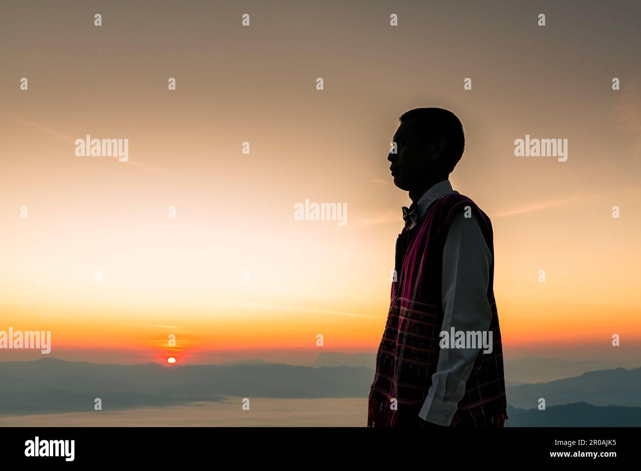 Silhouette des Menschen bei Sonnenaufgang mit Morgenhimmel-Hintergrund. Porträts vor der Hochzeit, glückliche Bilder, Mann mit Himmelslandschaft. valentinstag-Konzert Stockfoto