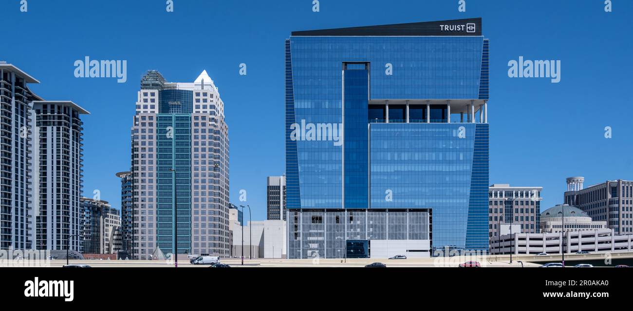 Orlando, Florida, Skyline über der Interstate 4 in Downtown Orlando. (USA) Stockfoto