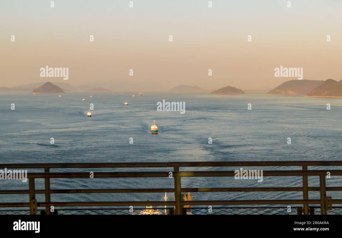 Malerische abendliche Meereslandschaft mit Inseln und Booten, die das Seto-Binnenmeer überqueren, von der Kita Bisanseto Bridge in Japan aus gesehen Stockfoto