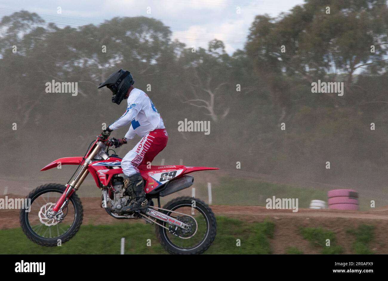 Motorradfans im Teenageralter fahren auf einer Motocross-Rennstrecke in den Vororten von Melbourne, Australien Stockfoto