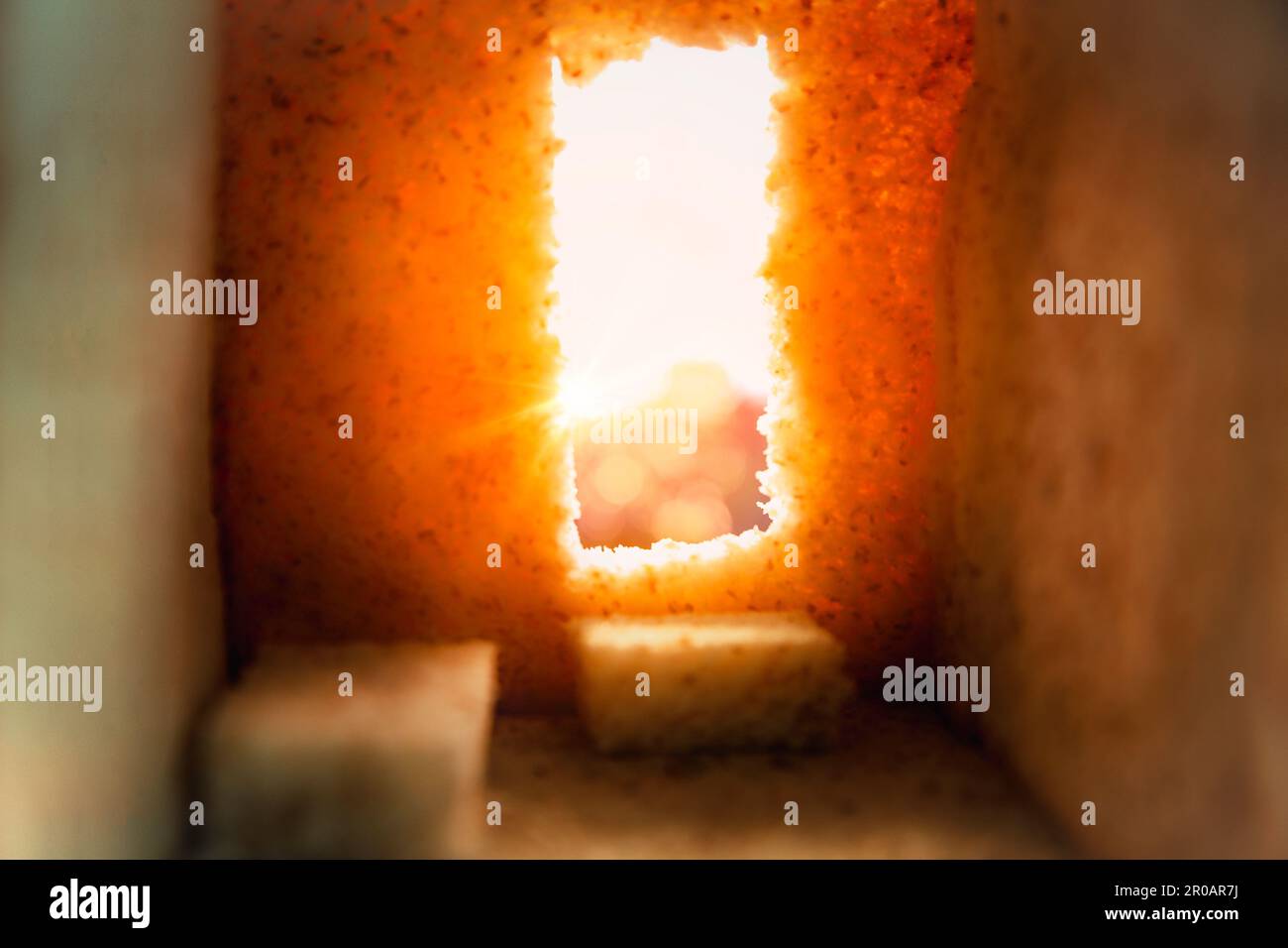 Kreuzung mit Höhle oder Tunnel Es ist das Grab, in dem sein lebloser Körper liegt. Das Konzept der Auferstehung Jesu im Christentum. Crucif Stockfoto