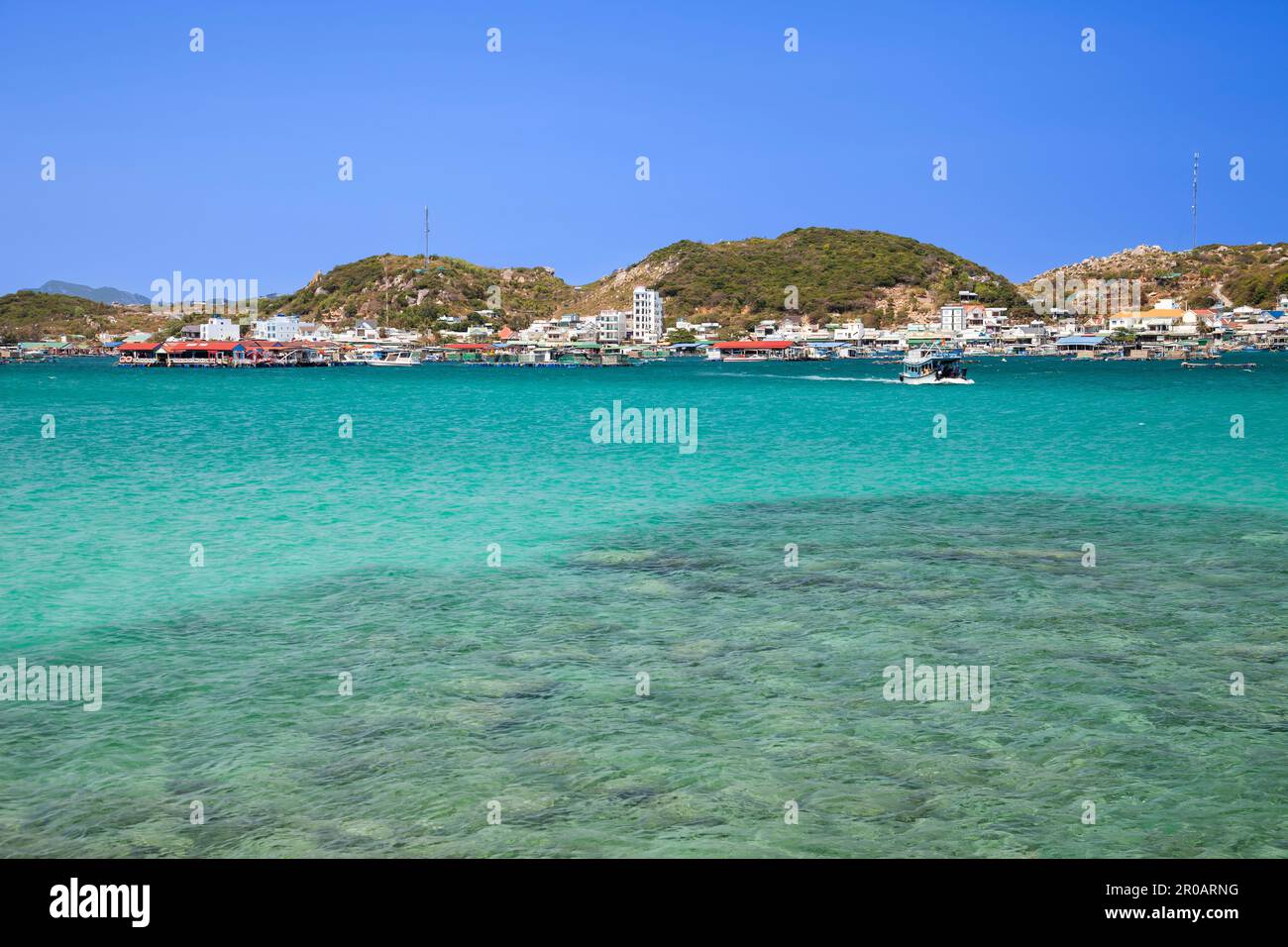 Blick auf Binh Houng Island, an der steilen Küste nahe Vinh Hy, Südchinesisches Meer, Provinz Ninh Thuan, Vietnam, Asien Stockfoto