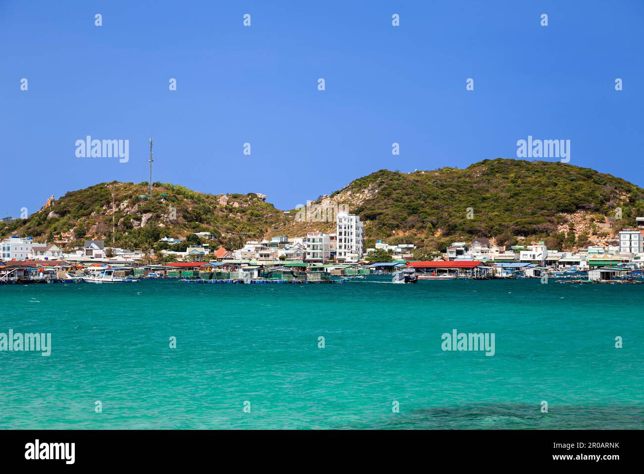 Blick auf Binh Houng Island, an der steilen Küste nahe Vinh Hy, Südchinesisches Meer, Provinz Ninh Thuan, Vietnam, Asien Stockfoto