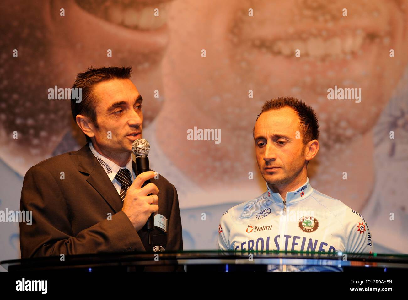 Christian Henn Sportlicher Leiter und Davide Rebellin im Gespräch.Radsport, Teamvorstellung Team Gerolsteiner in Gerolstein am 15,1.2008. Stockfoto