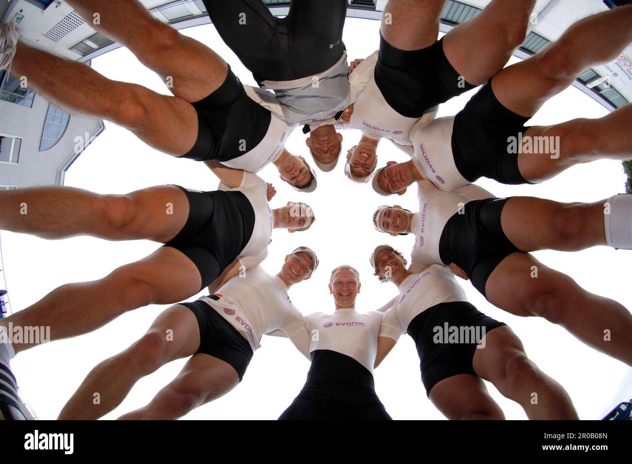 Matthias Flach, Florian Mennigen, Jochen Urban, Andreas Penkner, Florian Eichner, Philipp Naruhn, Kristof Wilke, Sebastian Schmidt und Steuermann Peter Thiede (von links) Mannschaftsbild der neuen Crew des Deutschlandachters. Stockfoto