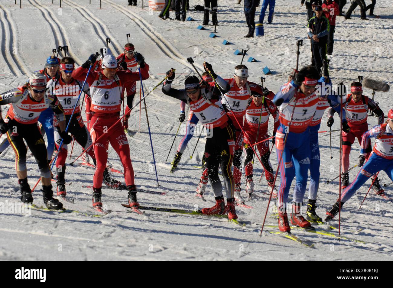 Andreas BIRNBACHER (5) hat Probleme beim Start., Halvard Hanevold, NOR (6), Aktion beim Start zum Biathlon 15km Massenstart der Herren 16.3.2008 Stockfoto