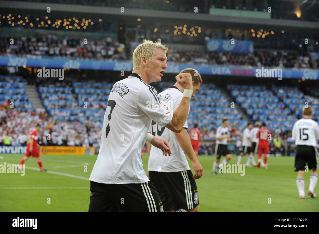 Bastian Schweinsteiger ballt die Faust nach seinem Tor zum 1:1 Fußball Europameisterschaft Länderspiel Deutschland - Türkei, 25.6.2008 Fußball Europameisterschaft Länderspiel Deutschland - Türkei 3:2, 25.6.2008 Stockfoto