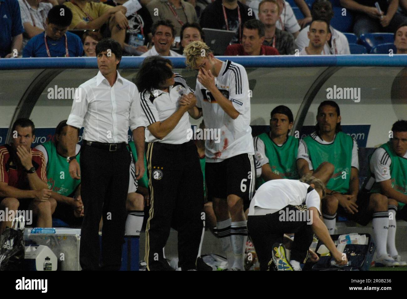 Bundestrainer Joachim Löv nachdenklich, der verletzte Simon Rolfes wird von Dr. Müller Wohlfahrt behandelt.Fußball Europameisterschaft Länderspiel Deutschland - Türkei 3:2, 25.6.2008 Stockfoto