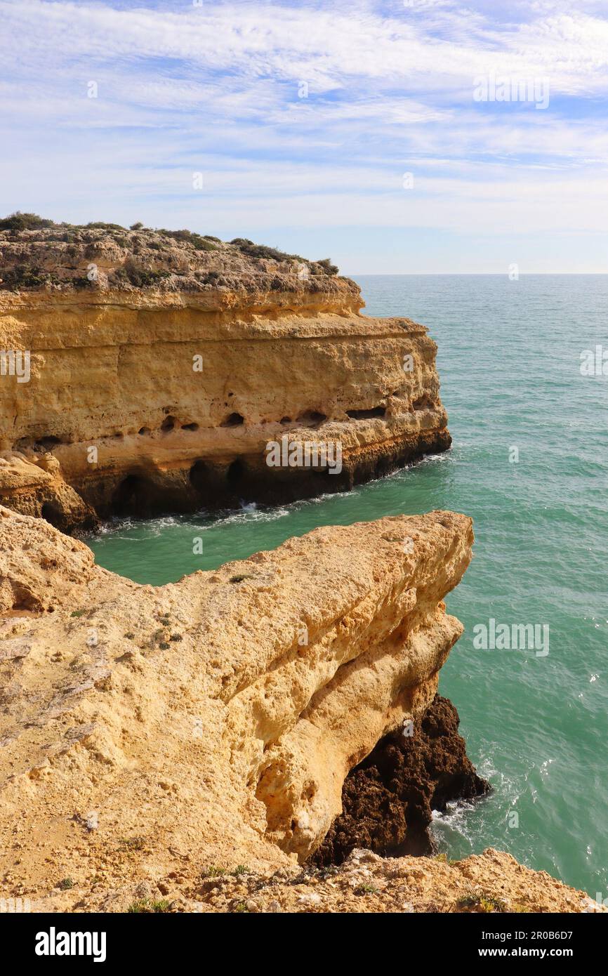 Kalksteinklippen im Atlantik entlang des Seven Hanging Valley Trail an der Algarve, Portugal. Stockfoto