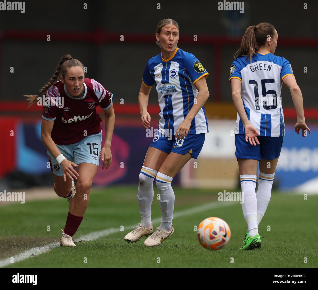Crawley, Großbritannien. 7. Mai 2023. Lucy Parker von West Ham und Emma Kullberg von Brighton beim Barclays Women's Super League-Spiel zwischen Brighton & Hove Albion und West Ham United im Broadfield Stadium in Crawley. Kredit: James Boardman/Alamy Live News Stockfoto