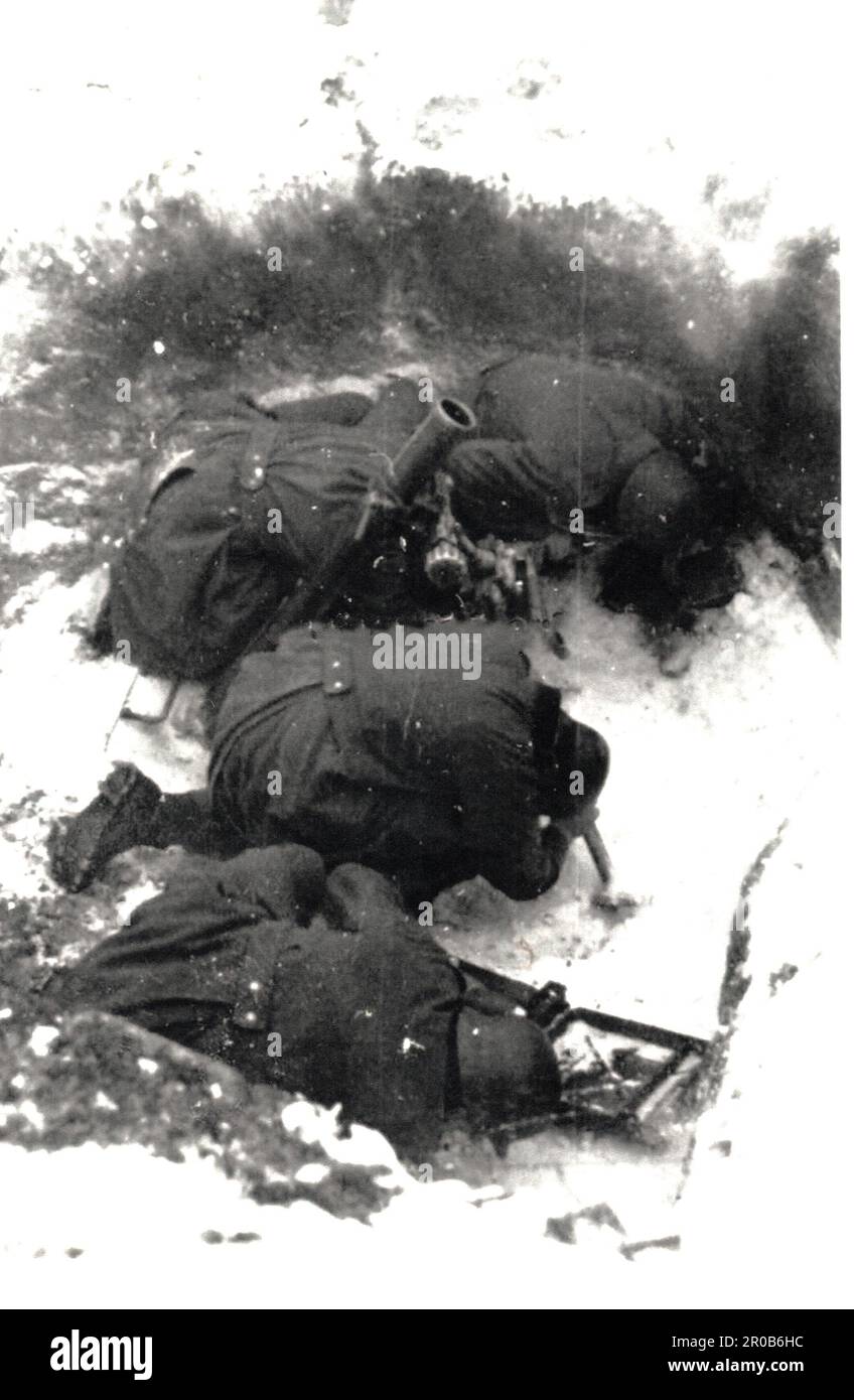 B&W-Foto des 2. Weltkriegs Deutsche Soldaten feuern im Winter 1941/42 einen Mörtel auf die russische Front Stockfoto