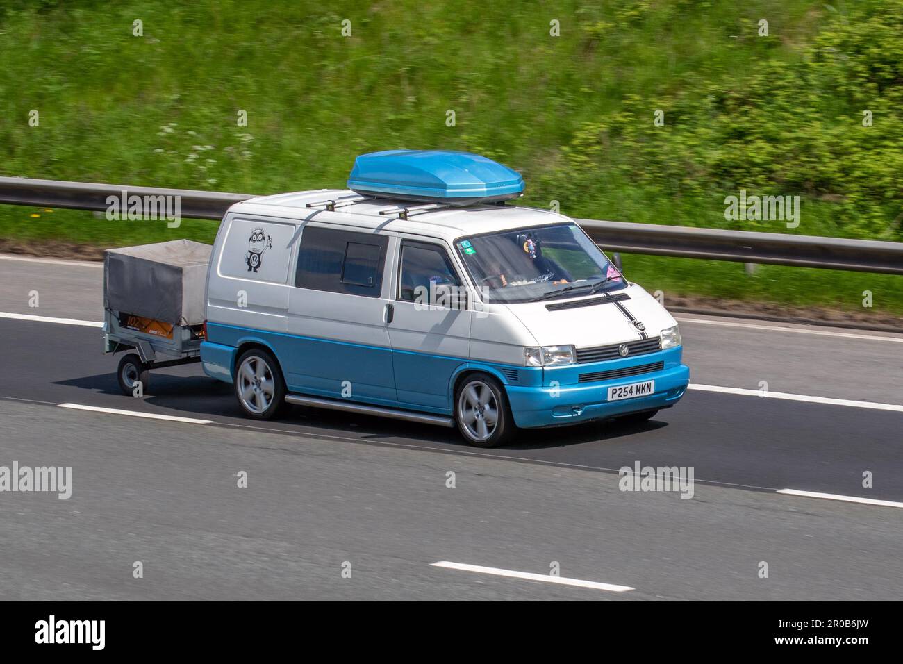1997 90s Neunziger blau Weiß VW Volkswagen 800 Spezial TD SWB, mit Anhänger; Fahrt auf der Autobahn M61, Großbritannien Stockfoto