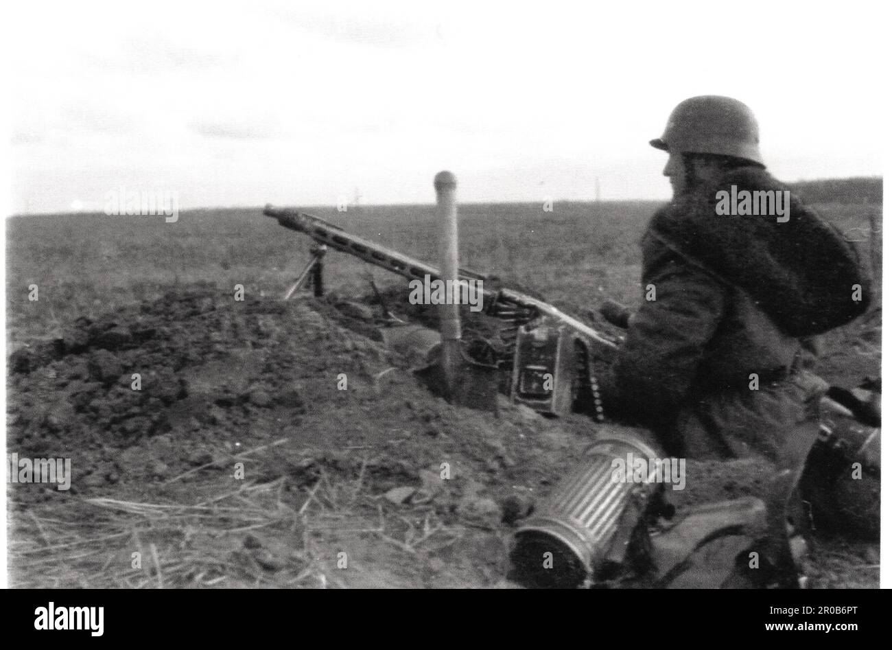 B&W-Foto aus dem 2. Weltkrieg Ein deutscher Soldat mit einer MG42 an der russischen Front 1944 der Soldat ist ein Mitglied der SS Panzer Division Leibstandarte SS KB Buschel von 1. Stockfoto