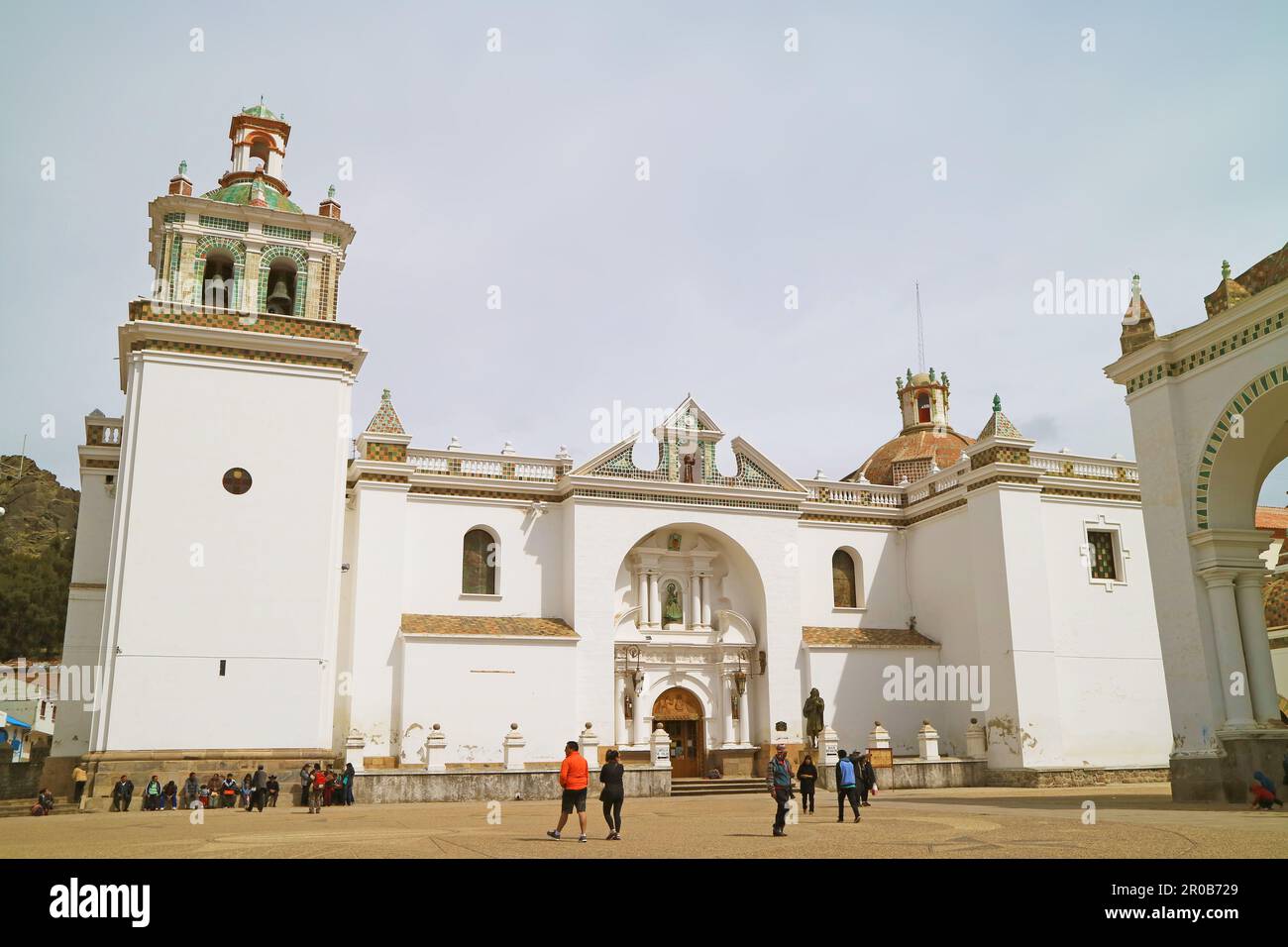 Beeindruckende Basilika der Jungfrau von Kandelaria in Copacabana, die Stadt am Ufer des Titicacasees, Bolivien, Südamerika Stockfoto