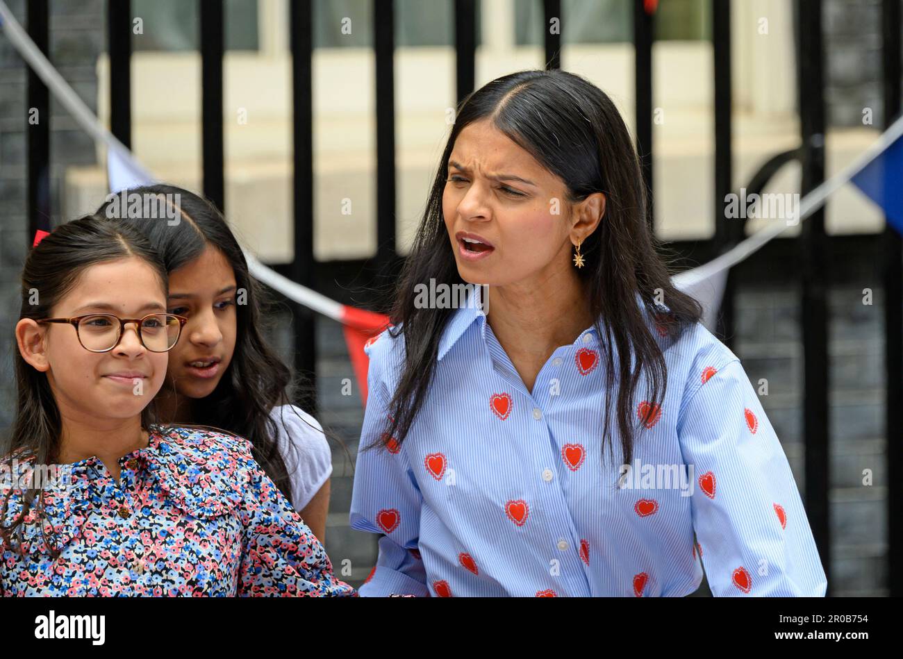 Akshata Murty - Ehefrau von Premierminister Rishi Sunak - mit ihren Töchtern Krishna und Anouschka beim "Krönung Big Lunch", das sie in Downing veranstalten Stockfoto