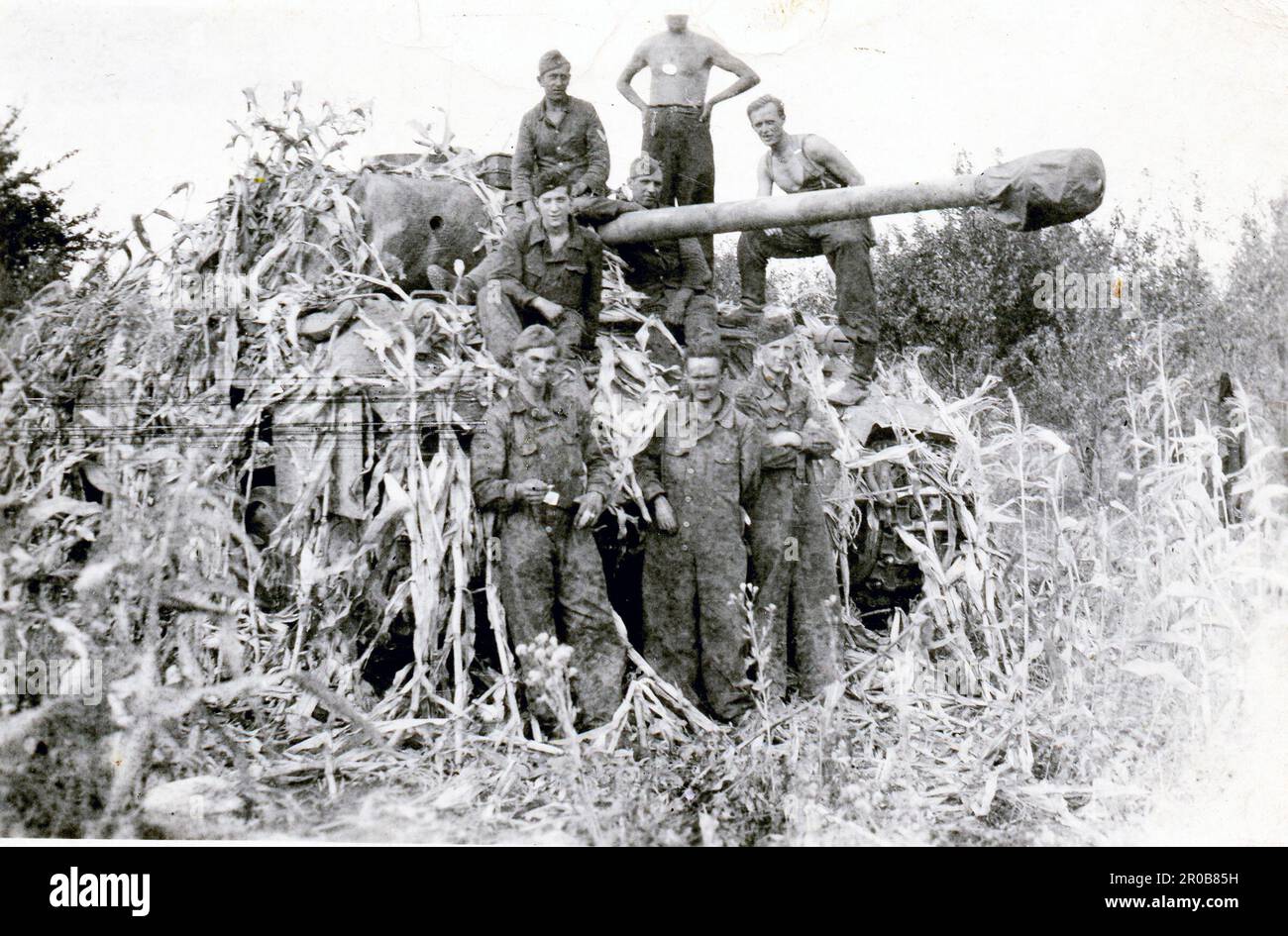 2. Weltkrieg B&W Foto deutscher Soldaten mit einem Panther-Panzer an der Front der Normandie. Die Männer in Camo-Overalls sind von der SS Panzer Division... Stockfoto