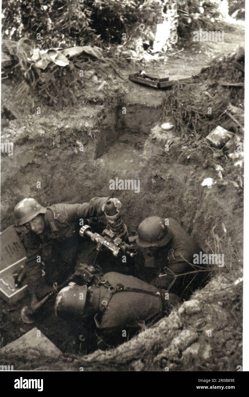 World war Two B&W Foto Deutsche Mörsercrew Feuer aus einem Graben an