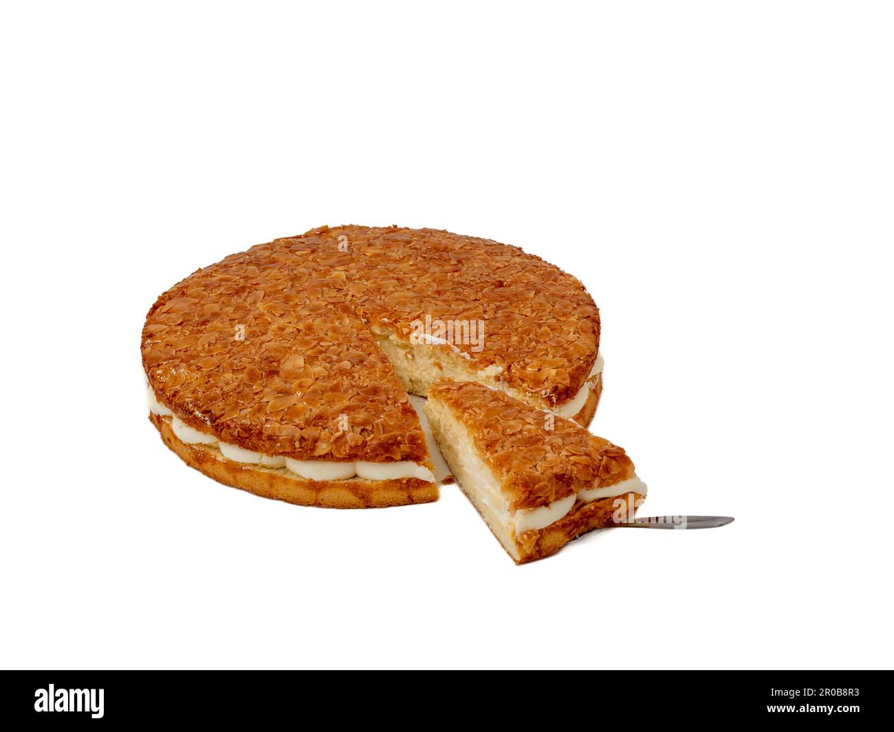 Bienenstichkuchen, leichter Kuchen mit Sahnefüllung, mit knusprigen Mandeln. Kuchen mit Mandeln auf weißem Hintergrund. Stockfoto